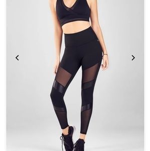 Ultra High-Waisted Statement Powerhold Legging